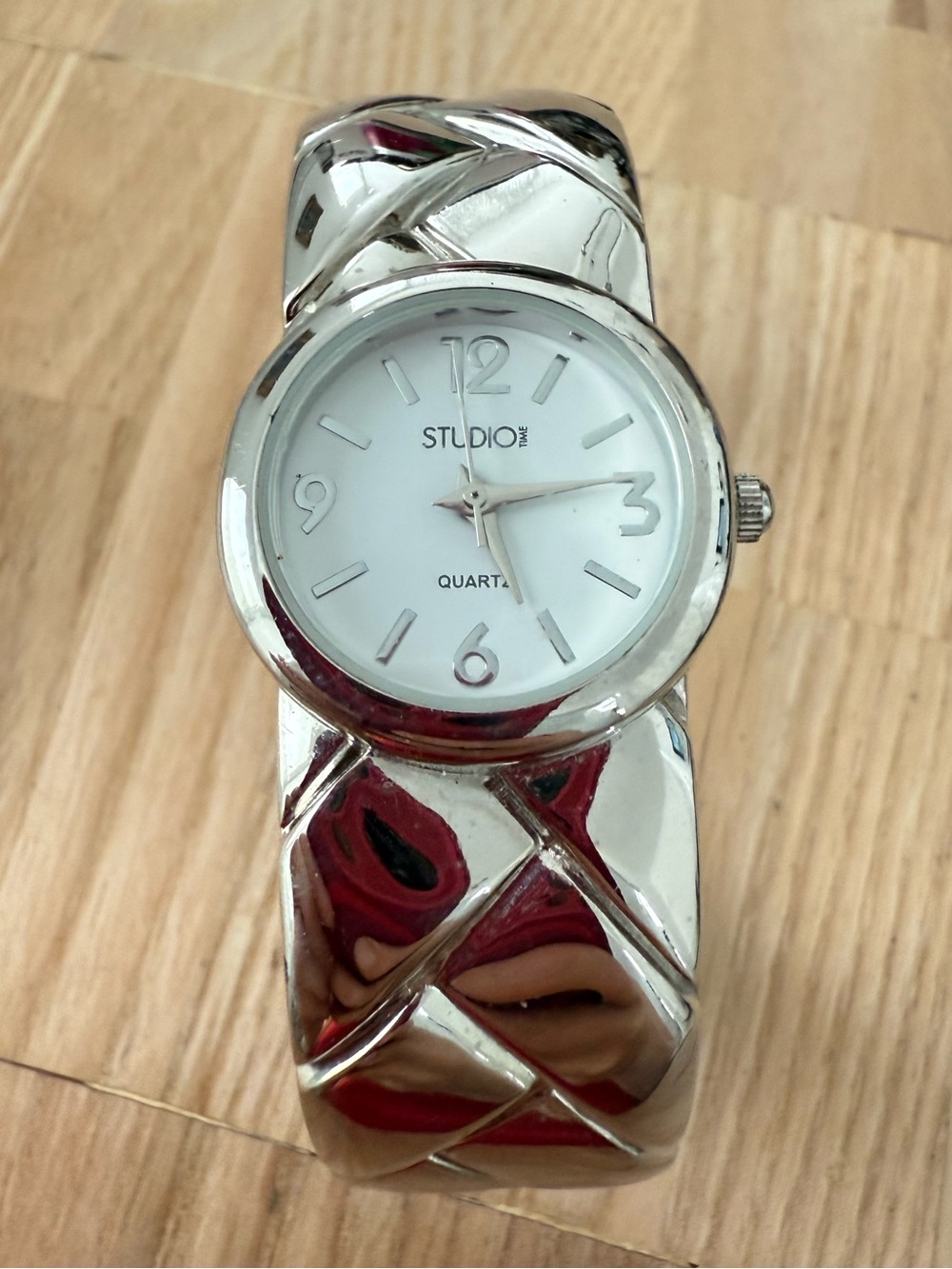Studio time ladies hinged bracelet watch NEW BATTERY